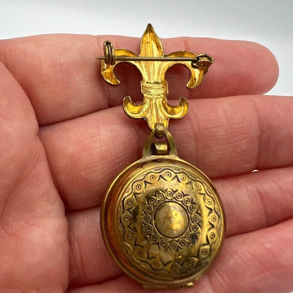 Vintage Fleur De Lis Locket Brooch Gold Tone Round Dangle Photo Sweetheart - Picture 5 of 9